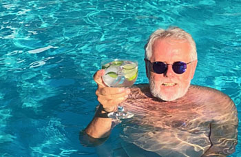 Dr. Ehrhardt geniesst den Sommer im Pool